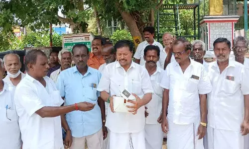 மணம்பூண்டியில் அ தி மு க வினர் இனிப்பு வழங்கி கொண்டாட்டம் மணம்பூண்டியில் அ தி மு க வினர் இனிப்பு வழங்கி கொண்டாட்டம்
