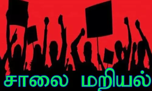 நிலம் அபகரிப்பு புகார் மீது நடவடிக்கை எடுக்க கோரி  விவசாயி குடும்பத்துடன் சாலை மறியல்  மயிலம் அருகே பரபரப்பு