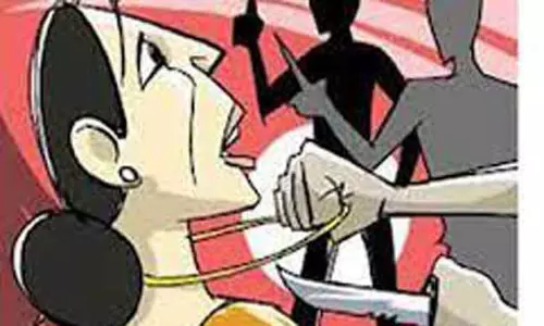 பேரூராட்சி கவுன்சிலர் மகளை தாக்கி சங்கிலி பறிக்க முயற்சி