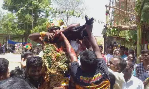 பகவதி அம்மன் கோவிலில் குட்டி குடித்தல் நிகழ்ச்சி