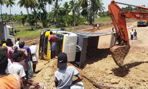 லாரி கவிழ்ந்து விபத்து