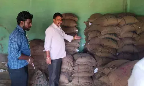 ரேஷன் கடைகளில் பறக்கும் படையினர் ஆய்வு ரேஷன் கடைகளில் பறக்கும் படையினர் ஆய்வு