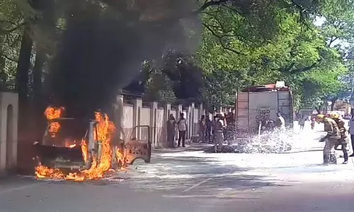 சேலத்தில் வேன் தீயில் எரிந்து நாசம்