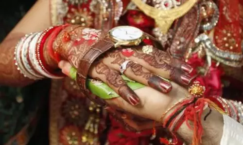 மாலை மாற்றும்போது மணமகன் கைப்பட்டதால் திருமணத்தை நிறுத்திய இளம்பெண் மாலை மாற்றும்போது மணமகன் கைப்பட்டதால் திருமணத்தை நிறுத்திய இளம்பெண்