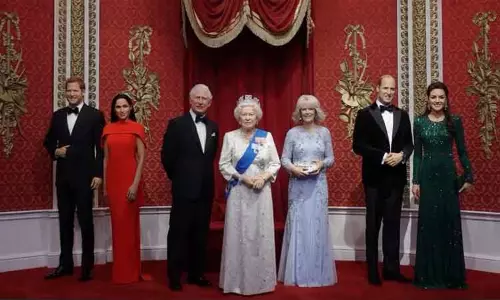 இங்கிலாந்து அருங்காட்சியகத்தில் மீண்டும் இணைந்த ஹாரி-மேகன் தம்பதியின் மெழுகு சிலைகள்