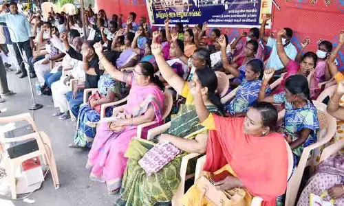 ஈரோட்டில் அரசு ஊழியர்கள் தர்ணா போராட்டம் ஈரோட்டில் அரசு ஊழியர்கள் தர்ணா போராட்டம்