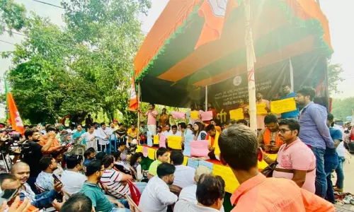 மேற்குவங்காளத்தில் வேலையின்மை அதிகரிப்பு; மம்தா அரசுக்கு எதிராக பாஜக ஆர்ப்பாட்டம் மேற்குவங்காளத்தில் வேலையின்மை அதிகரிப்பு; மம்தா அரசுக்கு எதிராக பாஜக ஆர்ப்பாட்டம்