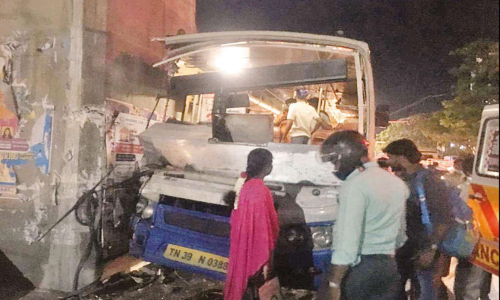 கோவை: மேம்பால தூணில் அரசு பஸ் மோதி விபத்து -  5 பேர் படுகாயம்