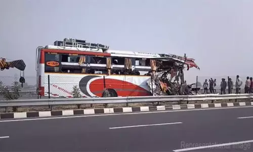 அயோத்தியில் சுற்றுலா பேருந்து - லாரி மோதி பயங்கர விபத்து: 7 பேர் பலி அயோத்தியில் சுற்றுலா பேருந்து - லாரி மோதி பயங்கர விபத்து: 7 பேர் பலி