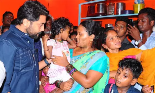 விபத்தில் உயிரிழந்த ரசிகர்; குடும்பத்தினருக்கு நடிகர் சூர்யா நேரில் ஆறுதல் விபத்தில் உயிரிழந்த ரசிகர்; குடும்பத்தினருக்கு நடிகர் சூர்யா நேரில் ஆறுதல்