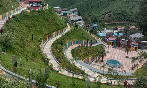 வால்பாறையில் கூழாங்கல் ஆற்றில் குவிந்த சுற்றுலா பயணிகள்-   தாவரவியல் பூங்காவை திறக்க கோரிக்கை