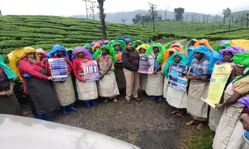 பெண்கள் பாதுகாப்பு குறித்து தோட்ட தொழிலாளர்களுக்கு போலீசார் விழிப்புணர்வு