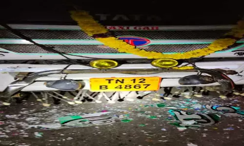 லாரி மீது வேன் மோதி விபத்து