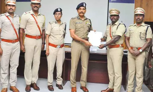 குற்றவாளியை பிடித்த போலீசாருக்கு டி.ஜி.பி. சைலேந்திரபாபு பாராட்டு குற்றவாளியை பிடித்த போலீசாருக்கு டி.ஜி.பி. சைலேந்திரபாபு பாராட்டு