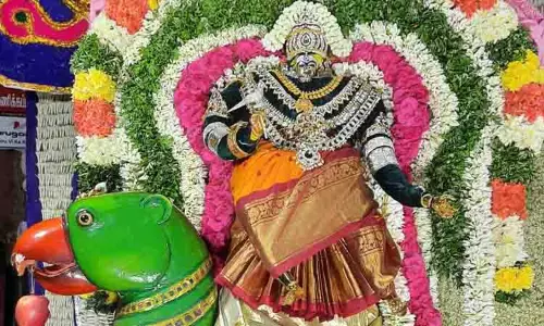 கிளி வாகனத்தில் மாரியம்மன் கிளி வாகனத்தில் மாரியம்மன்