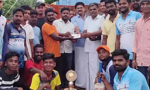 கிரிக்கெட் போட்டியில் வெற்றி பெற்ற அணிகளுக்கு பரிசு