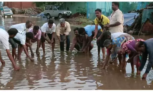 பொன்னேரி சாலையில் நாற்று நடும் போராட்டம்