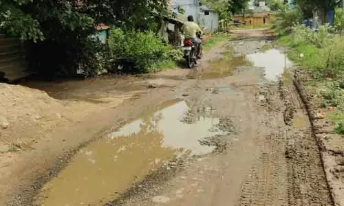 சேறும், சகதியுமாக உள்ள சாலையை சீரமைக்க கோரிக்கை