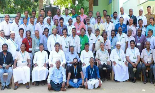 முன்னாள் மாணவர்கள் சந்திப்பு