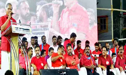 பொதுத்துறை நிறுவனங்களை தனியாருக்கு மத்திய அரசு தாரை வார்க்கிறது-மதுரை மாநாட்டில் ஜி.ராமகிருஷ்ணன் குற்றச்சாட்டு பொதுத்துறை நிறுவனங்களை தனியாருக்கு மத்திய அரசு தாரை வார்க்கிறது-மதுரை மாநாட்டில் ஜி.ராமகிருஷ்ணன் குற்றச்சாட்டு