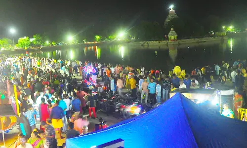 மதுரை தெப்பக்குளத்தில் குவிந்த மக்கள்