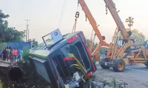 சுற்றுலா சென்ற சொகுசு பேருந்து கவிழ்ந்து விபத்து - பெண்  பலி