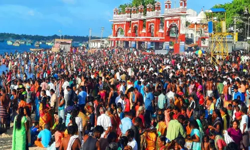 சர்வ அமாவாசையை முன்னிட்டு அக்னி தீர்த்த கடலில் புனித நீராட குவிந்த பக்தர்கள்