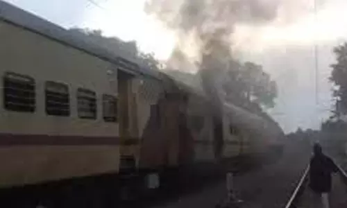 மும்பை- புனே இன்டர்சிட்டி எக்ஸ்பிரஸ் ரெயிலில் திடீர் புகையால் பரபரப்பு- தீ விபத்து தவிர்ப்பு மும்பை- புனே இன்டர்சிட்டி எக்ஸ்பிரஸ் ரெயிலில் திடீர் புகையால் பரபரப்பு- தீ விபத்து தவிர்ப்பு