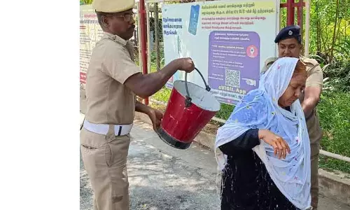 தர்மபுரி கலெக்டர் அலுவலக வளாகத்தில் 2 பேர் தீக்குளிக்க முயற்சி தர்மபுரி கலெக்டர் அலுவலக வளாகத்தில் 2 பேர் தீக்குளிக்க முயற்சி