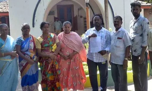 புதிய வீடுகள் கட்டி கொடுக்க வேண்டும்