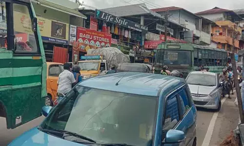 வால்பாறையில் கடும் போக்குவரத்து நெரிசல்