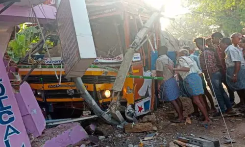 லாரி மோதி  மின்கம்பம் சேதம்