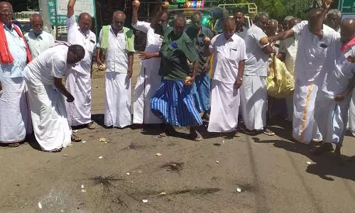 விலை வீழ்ச்சியால் சாலையில் தேங்காய் உடைத்து விவசாயிகள் போராட்டம் விலை வீழ்ச்சியால் சாலையில் தேங்காய் உடைத்து விவசாயிகள் போராட்டம்