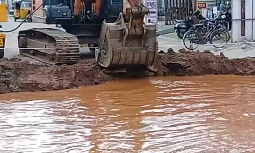 மேம்பால பணிக்கு பள்ளம் தோண்டியபோது  குடிநீர் குழாய் உடைந்தது