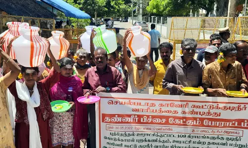 காதில் பூ சுற்றி தண்ணீர் பிச்சை கேட்டு கிராம மக்கள் போராட்டம்