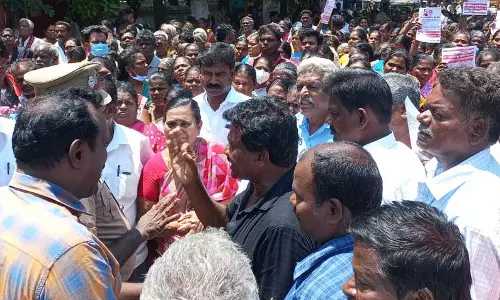 கள்ளக்குறிச்சி கலெக்டர் அலுவலகத்தை கிராமமக்கள் திடீர் முற்றுகை கள்ளக்குறிச்சி கலெக்டர் அலுவலகத்தை கிராமமக்கள் திடீர் முற்றுகை