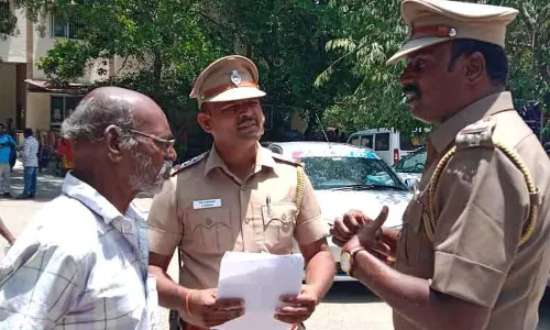 பெட்ரோல் பாட்டிலுடன் வந்த முதியவரால் பரபரப்பு பெட்ரோல் பாட்டிலுடன் வந்த முதியவரால் பரபரப்பு