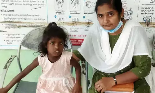 அக்காவால் விட்டு செல்லப்பட்ட 5 வயது சிறுமி அக்காவால் விட்டு செல்லப்பட்ட 5 வயது சிறுமி