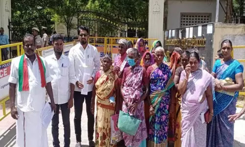 மகளிர் சுயஉதவிக்குழுவில் பணம் மோசடி; கலெக்டரிடம் பெண்கள் மனு