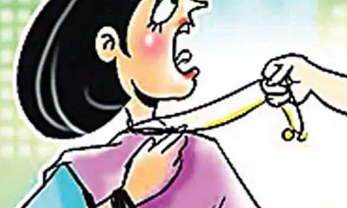 பெண்ணிடம் 5 பவுன் தங்க சங்கிலி பறிப்பு