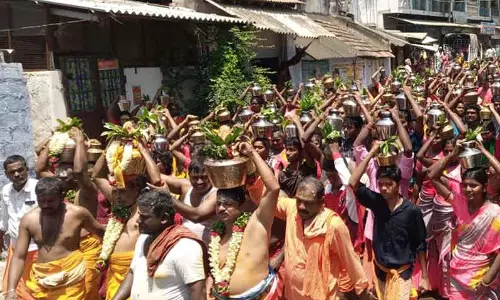 எடப்பாடி பெரியகாண்டி அம்மன் கோவில் கும்பாபிஷேகம்:  பக்தர்கள் தீர்த்தக்குட ஊர்வலம்