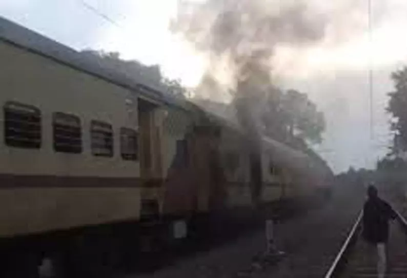 மும்பை- புனே இன்டர்சிட்டி எக்ஸ்பிரஸ் ரெயிலில் திடீர் புகையால் பரபரப்பு- தீ விபத்து தவிர்ப்பு