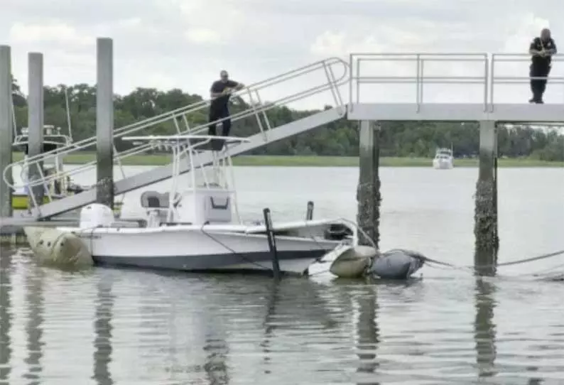 அமெரிக்காவில் 2 படகுகள் நேருக்கு நேர் மோதல் - 5 பேர் பலி அமெரிக்காவில் 2 படகுகள் நேருக்கு நேர் மோதல் - 5 பேர் பலி