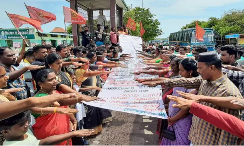 மீனவப் பெண் படுகொலை: நாம் தமிழர் கட்சியினர் கண்டன ஆர்ப்பாட்டம்..! மீனவப் பெண் படுகொலை: நாம் தமிழர் கட்சியினர் கண்டன ஆர்ப்பாட்டம்..!