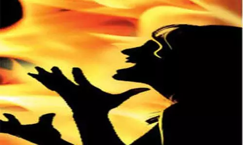 தொழில்அதிபர் வீட்டு முன் பெண் ஊழியர் தீக்குளிப்பு