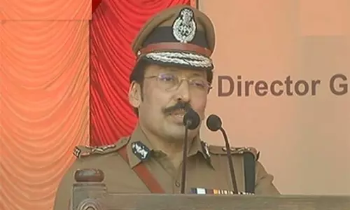 காவல் பணியை தான் முடிக்கிறேன், மக்கள் பணி தொடரும் - பிரிவு உபசார விழாவில் டி.ஜி.பி ரவி பேச்சு காவல் பணியை தான் முடிக்கிறேன், மக்கள் பணி தொடரும் - பிரிவு உபசார விழாவில் டி.ஜி.பி ரவி பேச்சு