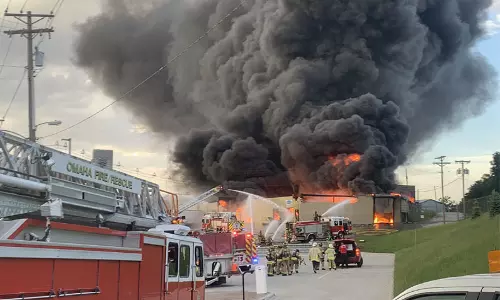 அமெரிக்காவில் ரசாயன தொழிற்சாலையில் பெரும் தீ விபத்து! வீடுகளை விட்டு உடனடியாக வெளியேற பொதுமக்களுக்கு உத்தரவு