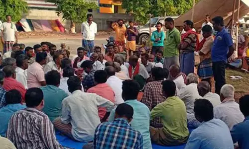 வாரச்சந்தையில் வியாபாரிகள் தர்ணா வாரச்சந்தையில் வியாபாரிகள் தர்ணா
