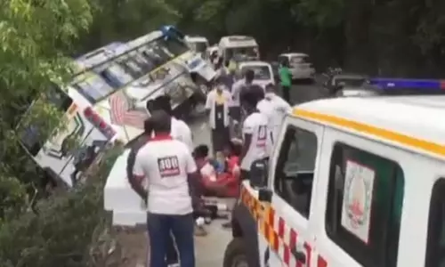 தடுப்புச்சுவரில் மோதி வேன் சாய்ந்தது