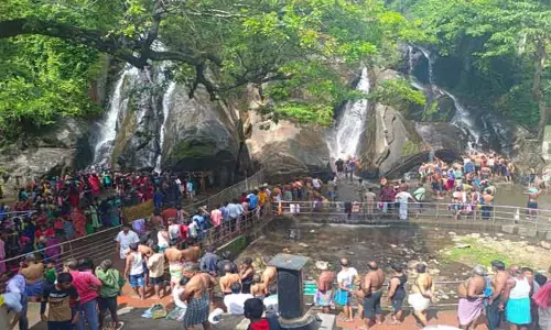 குற்றாலம் ஐந்தருவியில் சுற்றுலா பயணிகள் குளியல் குற்றாலம் ஐந்தருவியில் சுற்றுலா பயணிகள் குளியல்